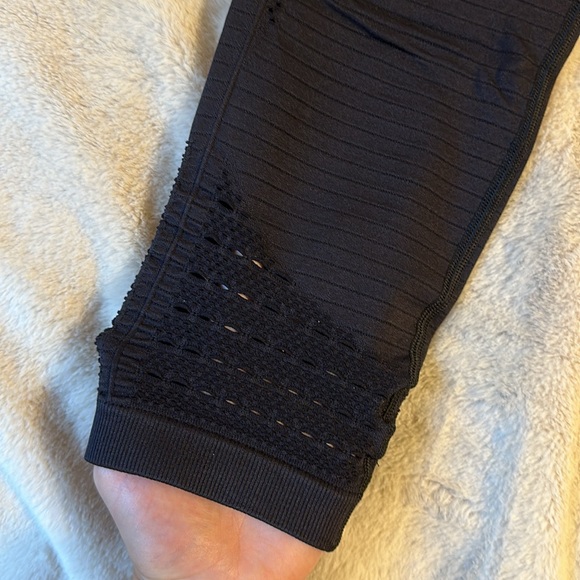 Gym shark energy seamless perforated black cropped capri leggings - Picture 2 of 5